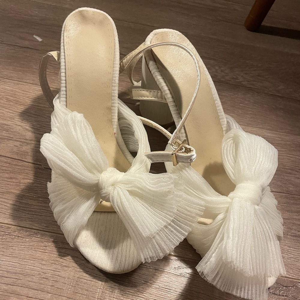 Bow heels